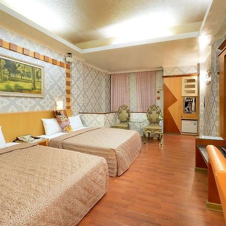 Holland Village Motel Tainan Bagian luar foto
