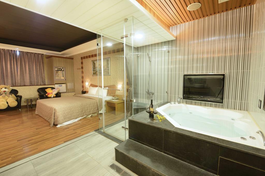 Holland Village Motel Tainan Bagian luar foto