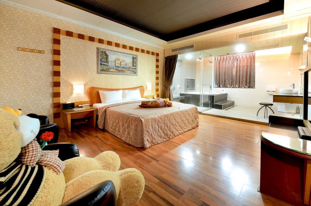 Holland Village Motel Tainan Bagian luar foto
