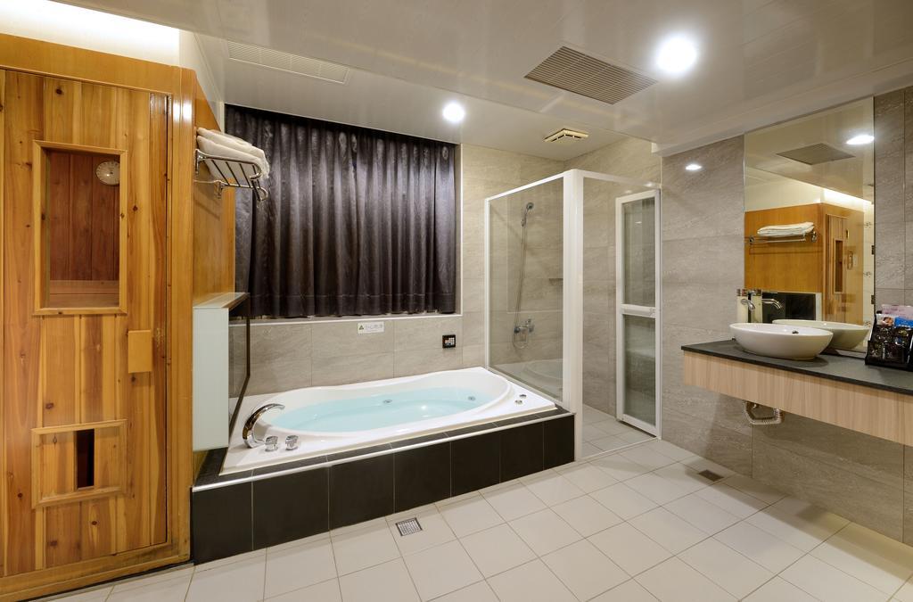 Holland Village Motel Tainan Bagian luar foto