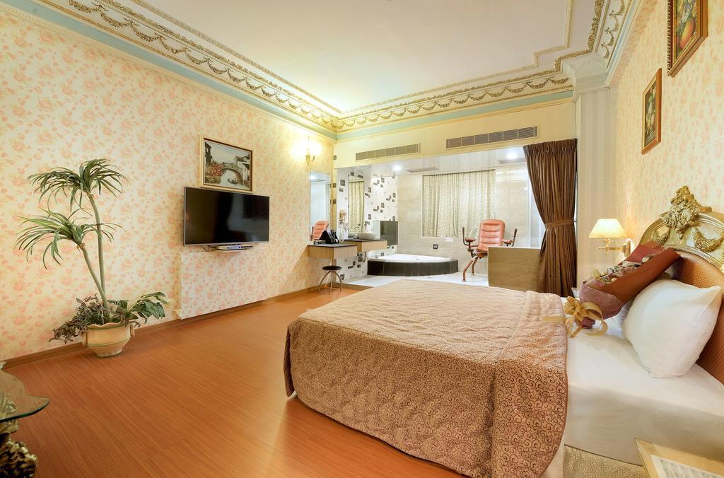 Holland Village Motel Tainan Bagian luar foto