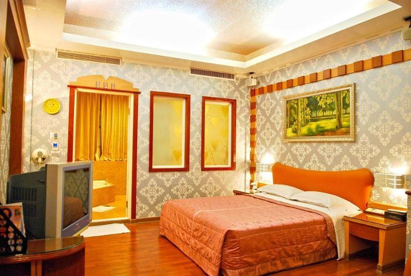 Holland Village Motel Tainan Bagian luar foto