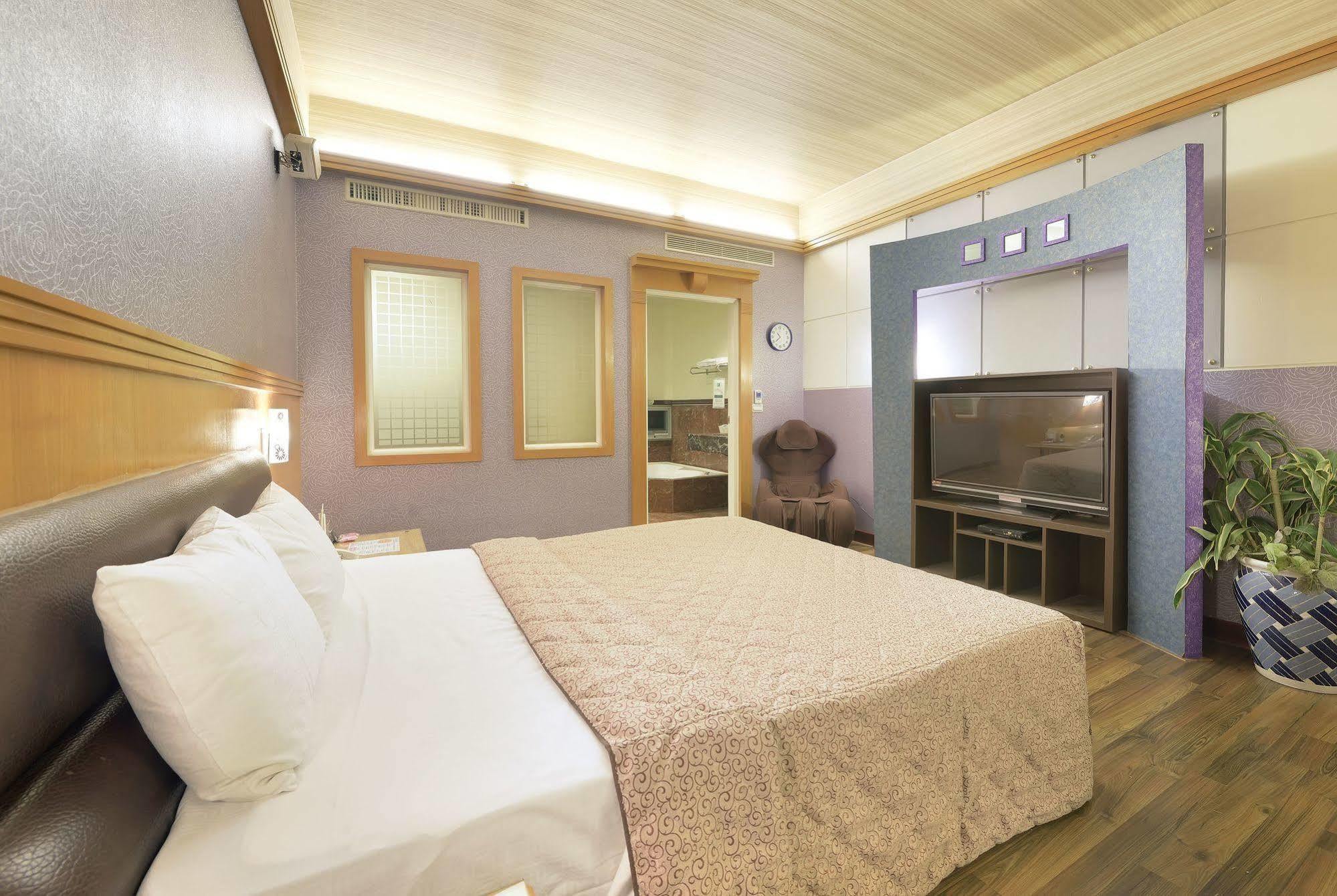 Holland Village Motel Tainan Bagian luar foto