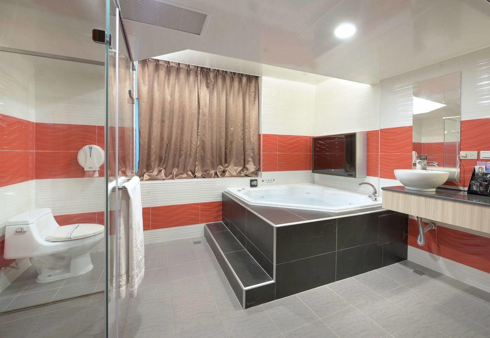 Holland Village Motel Tainan Bagian luar foto