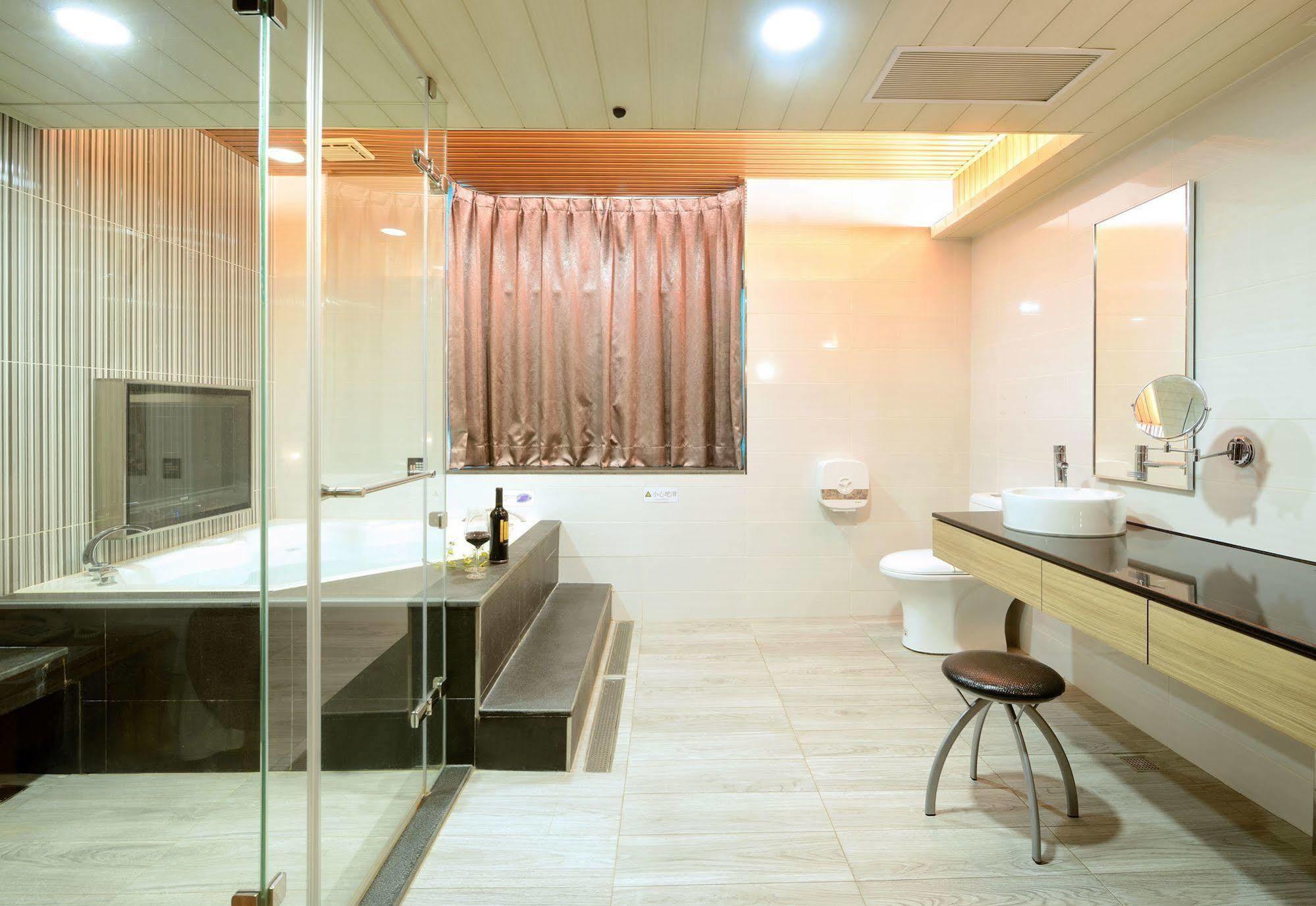 Holland Village Motel Tainan Bagian luar foto