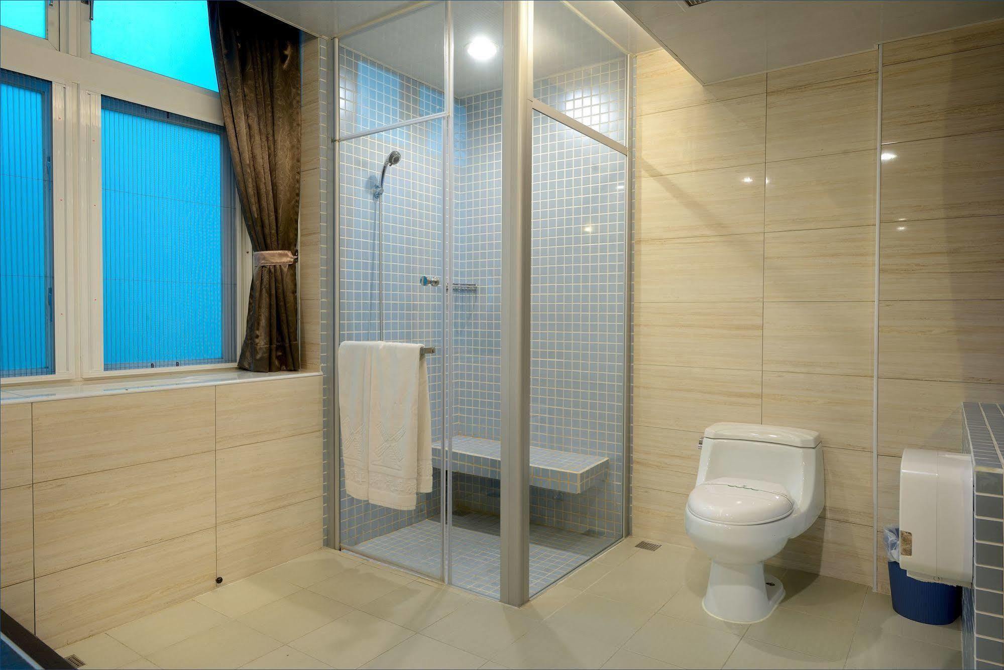 Holland Village Motel Tainan Bagian luar foto