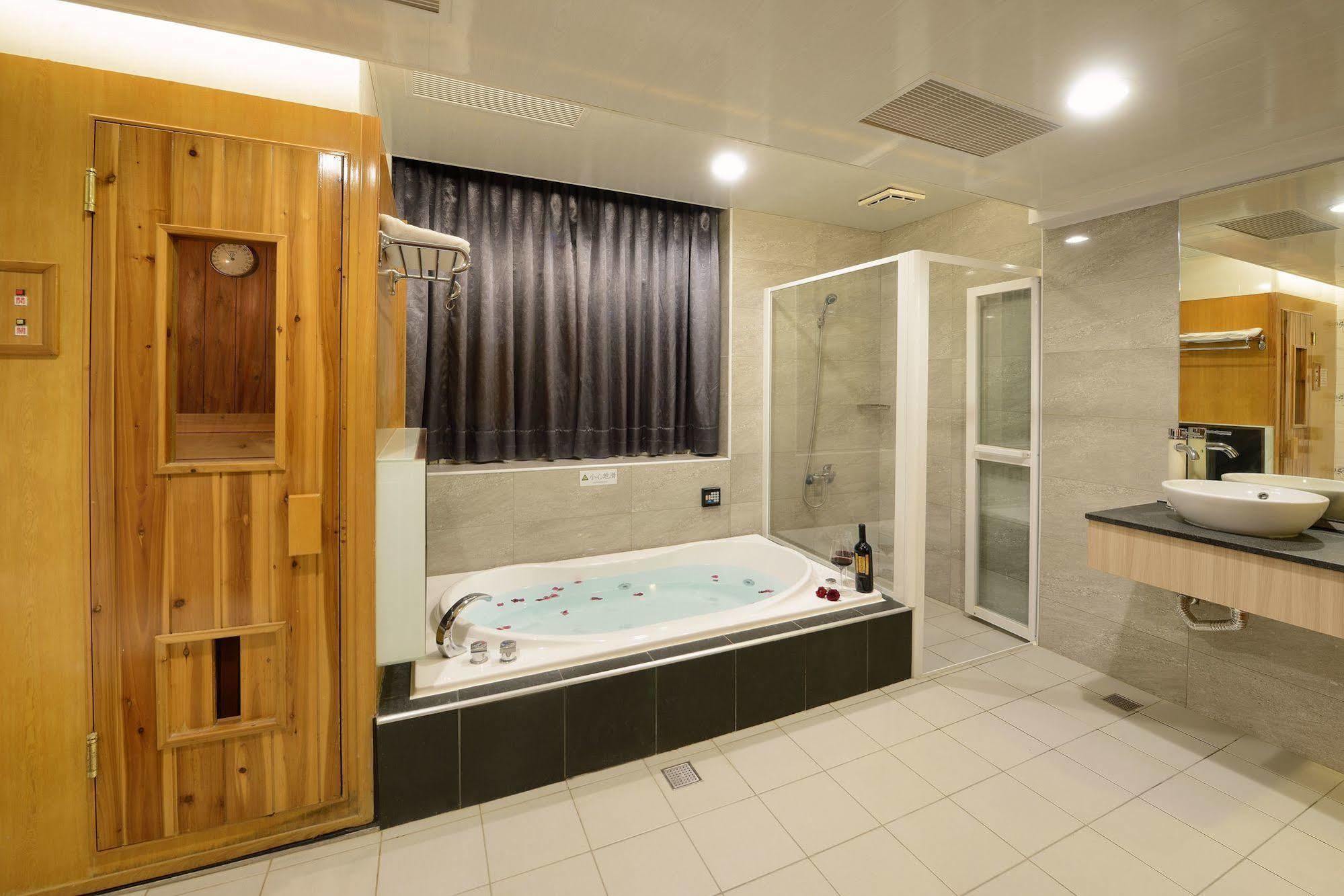 Holland Village Motel Tainan Bagian luar foto