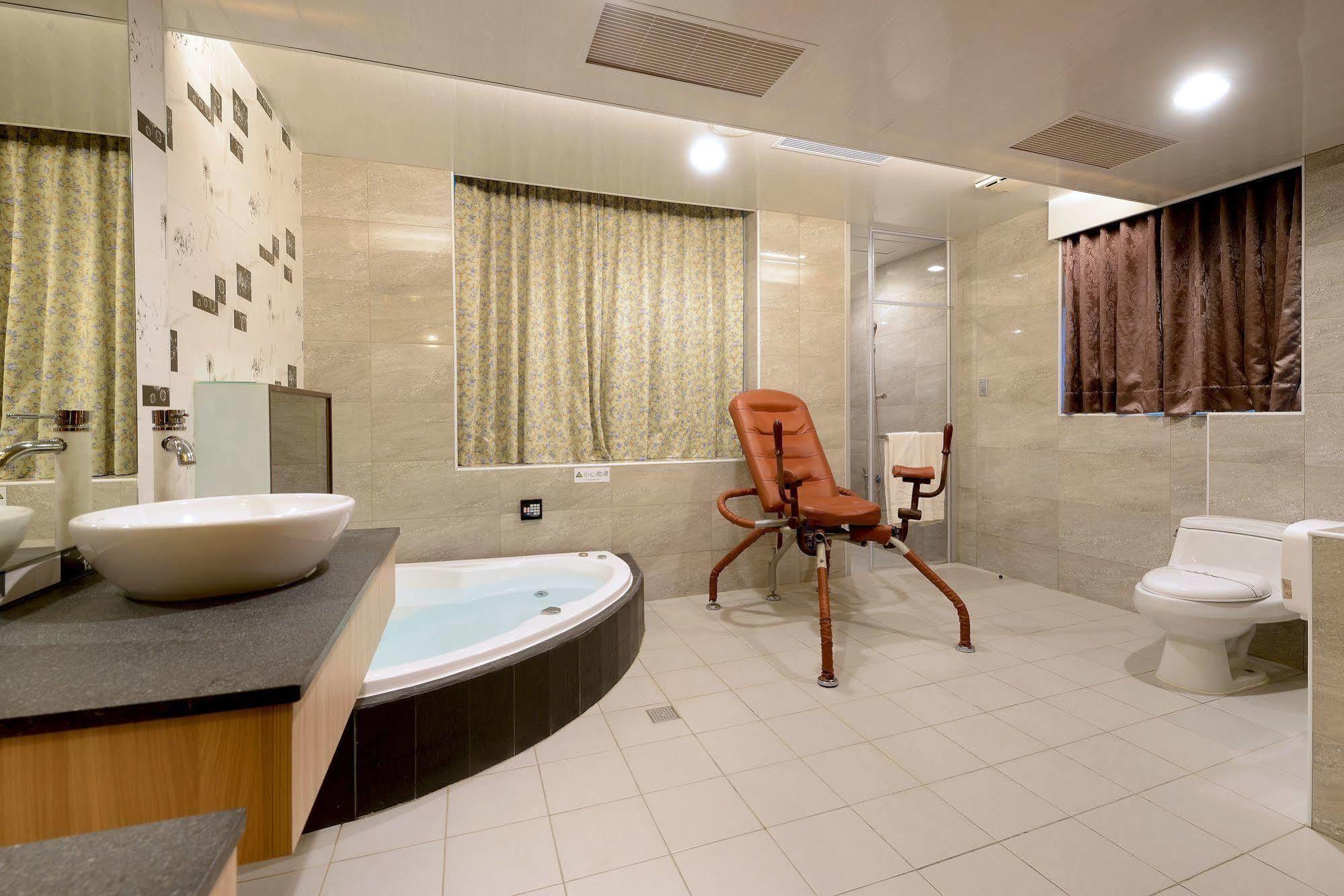 Holland Village Motel Tainan Bagian luar foto