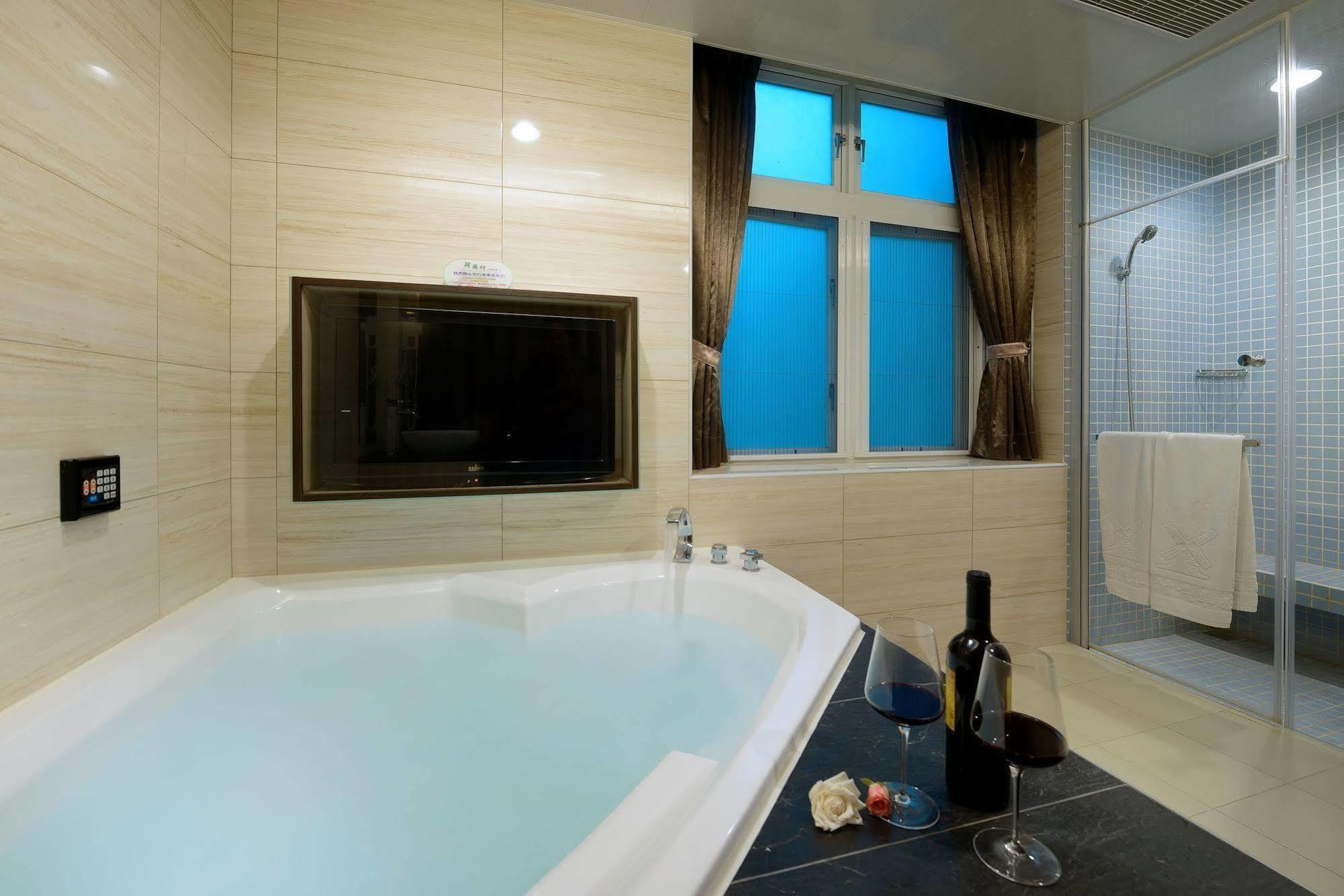 Holland Village Motel Tainan Bagian luar foto