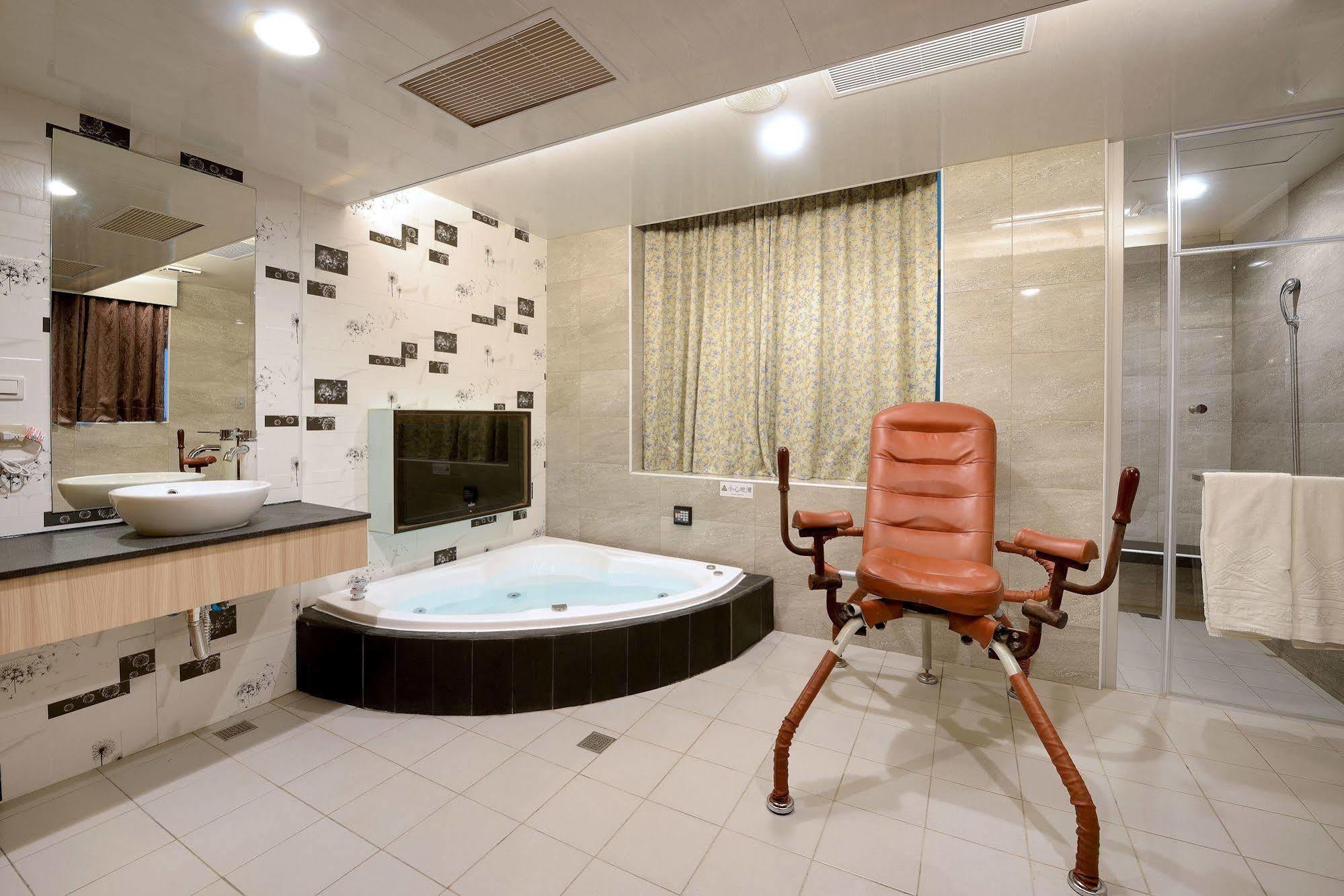 Holland Village Motel Tainan Bagian luar foto