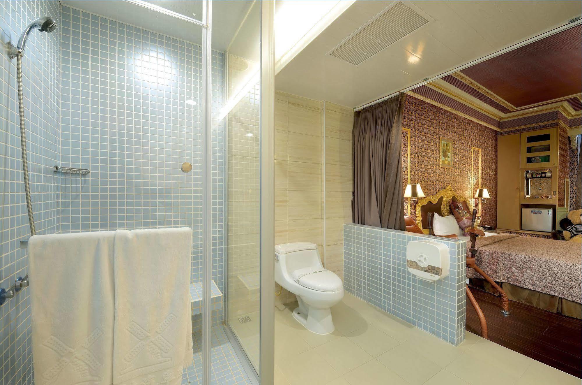 Holland Village Motel Tainan Bagian luar foto