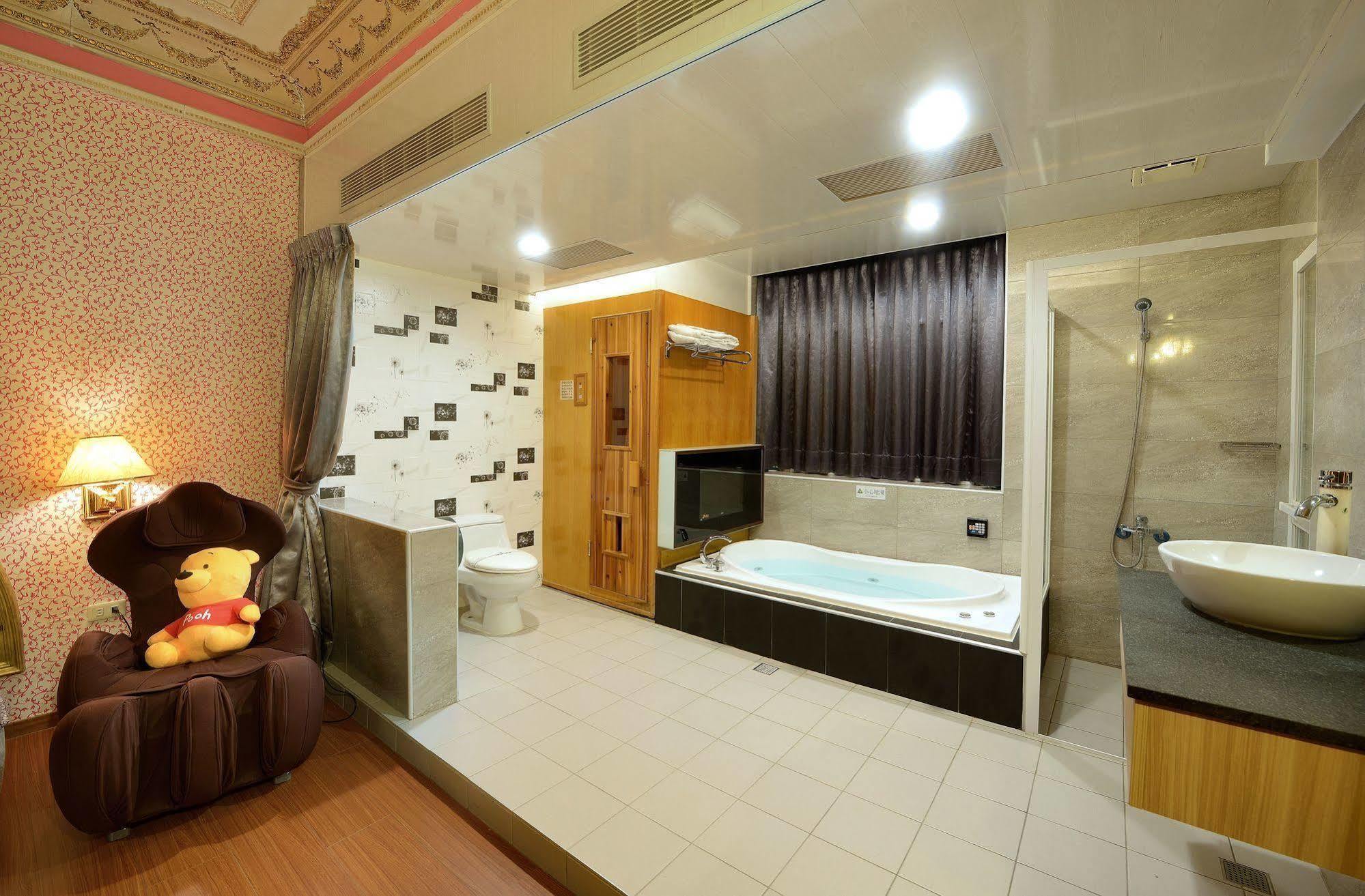 Holland Village Motel Tainan Bagian luar foto