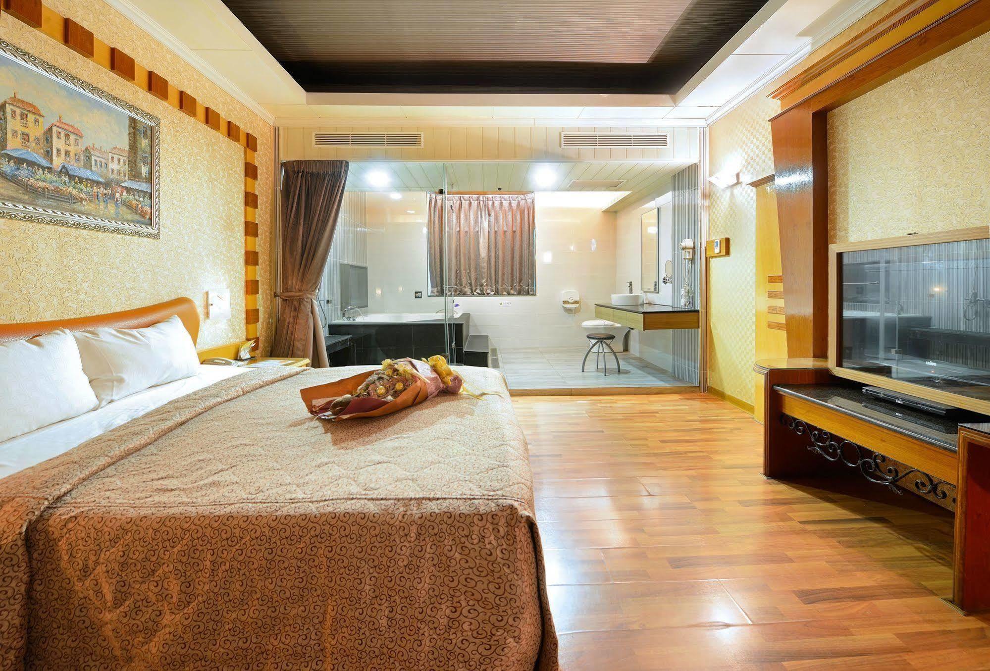 Holland Village Motel Tainan Bagian luar foto