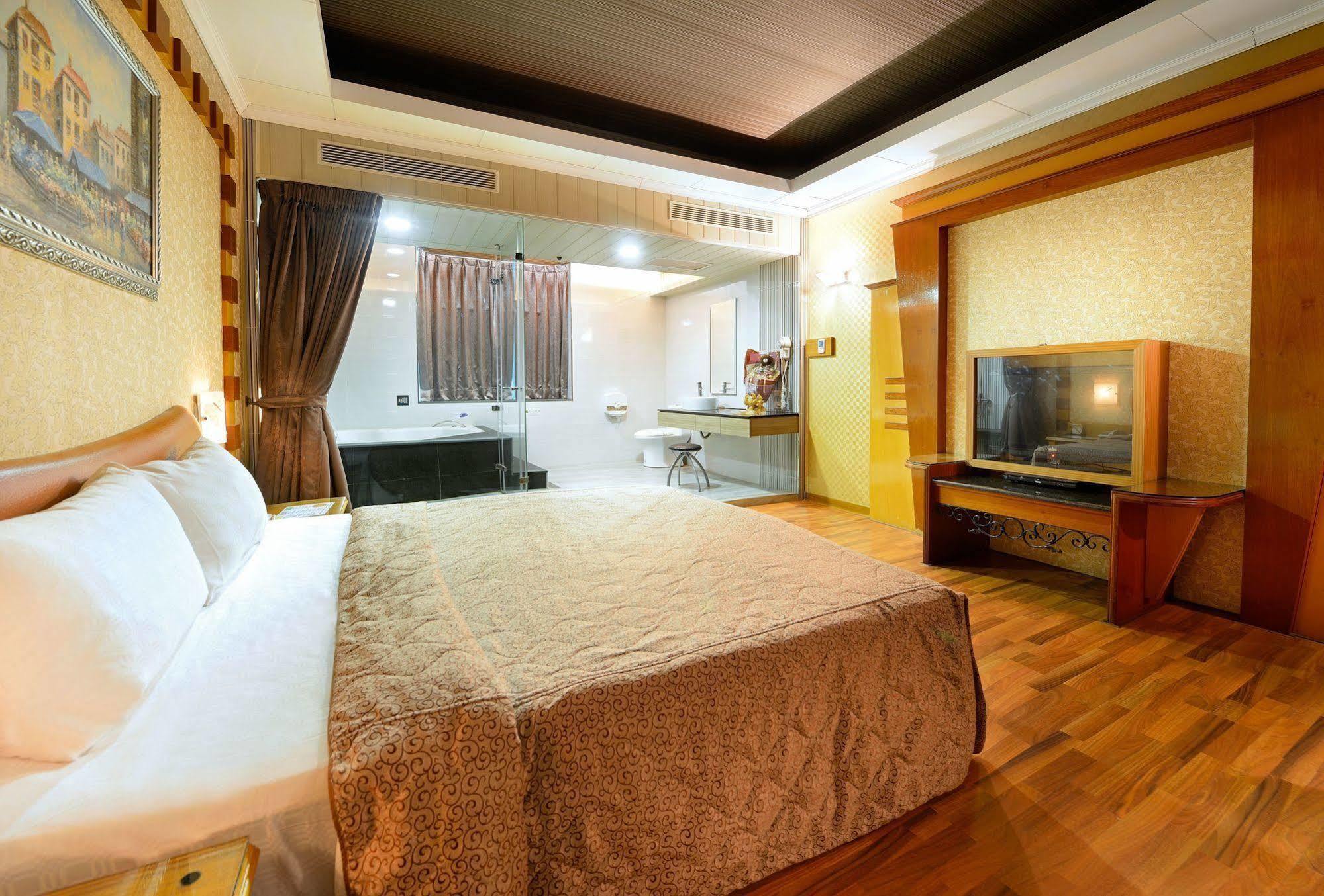 Holland Village Motel Tainan Bagian luar foto