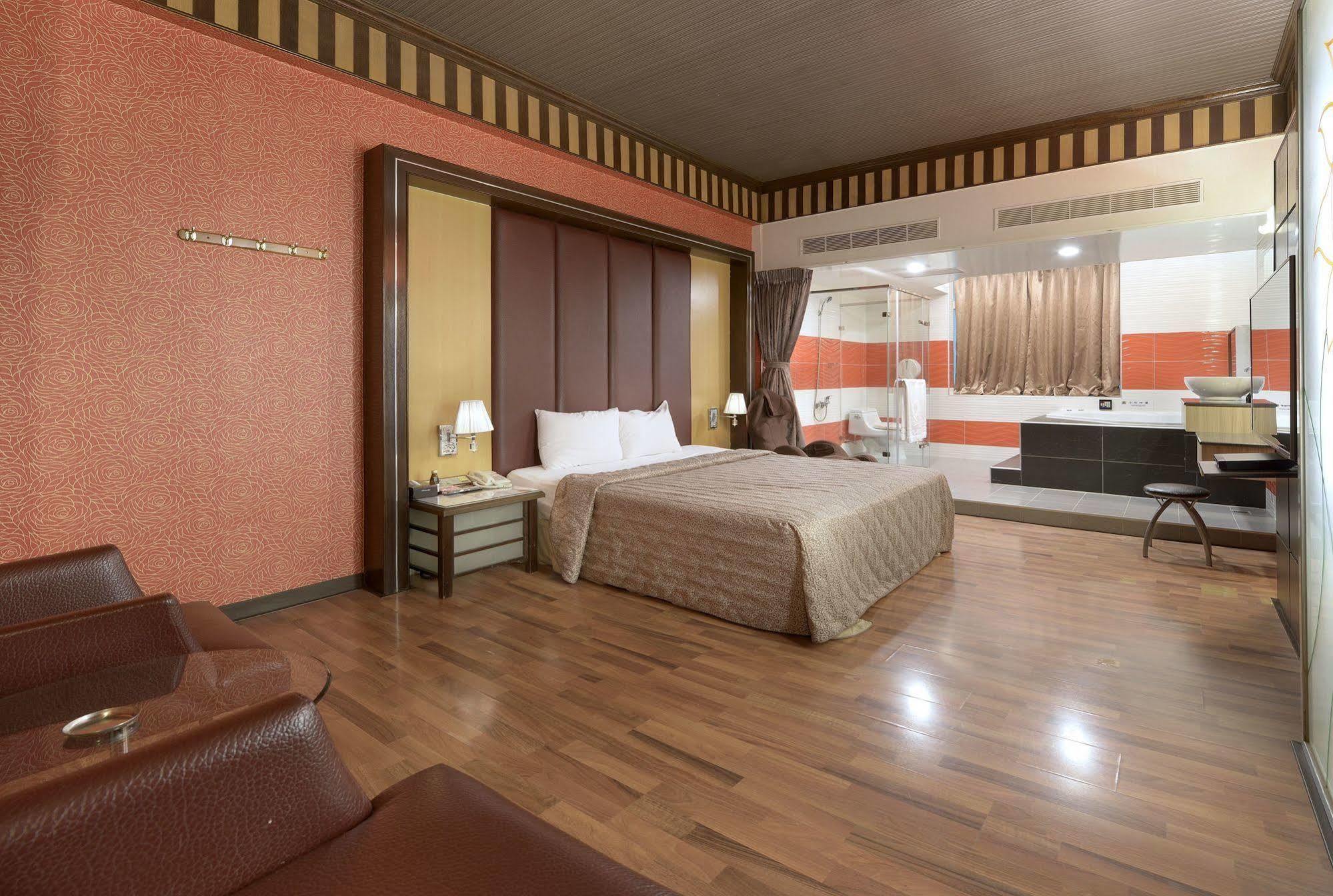 Holland Village Motel Tainan Bagian luar foto