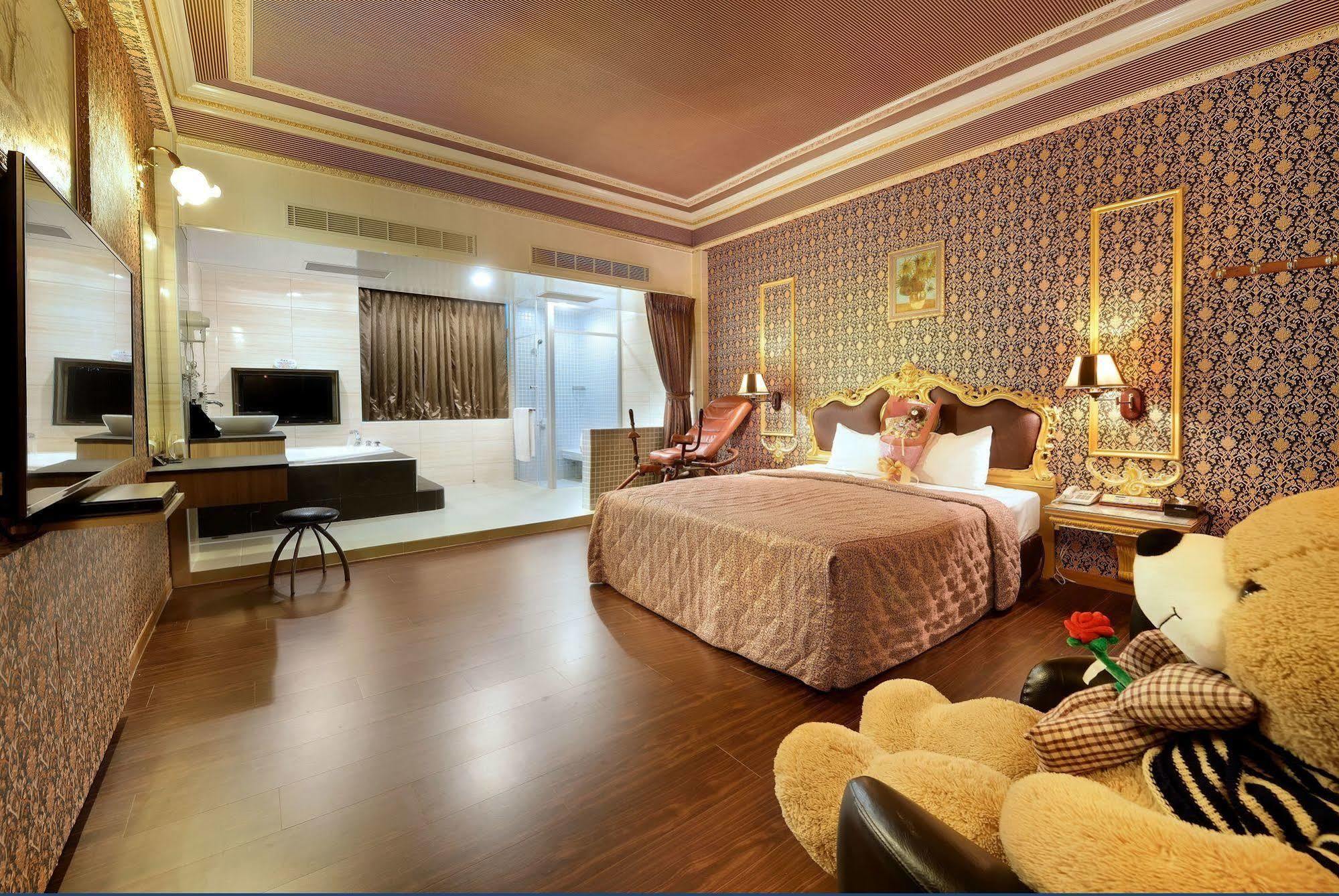 Holland Village Motel Tainan Bagian luar foto