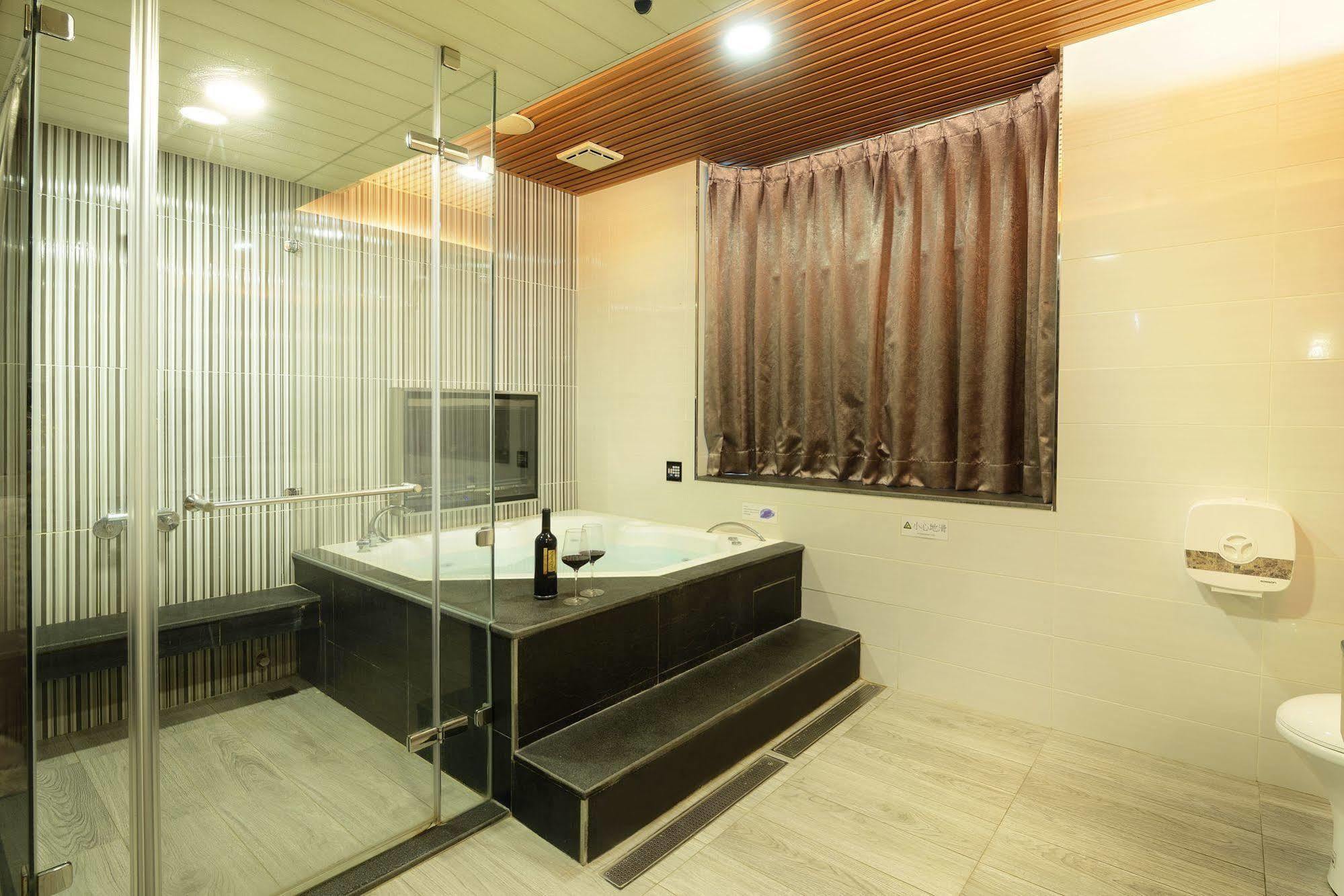 Holland Village Motel Tainan Bagian luar foto