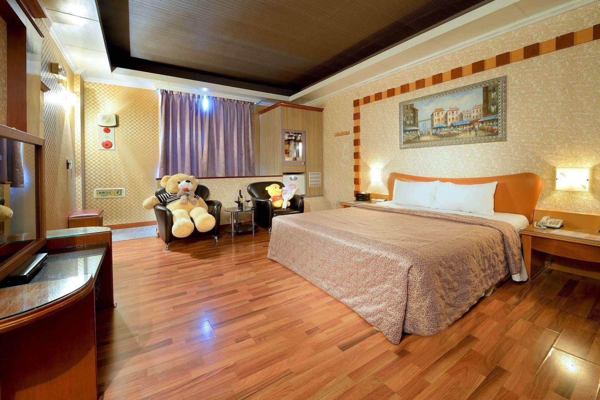 Holland Village Motel Tainan Bagian luar foto