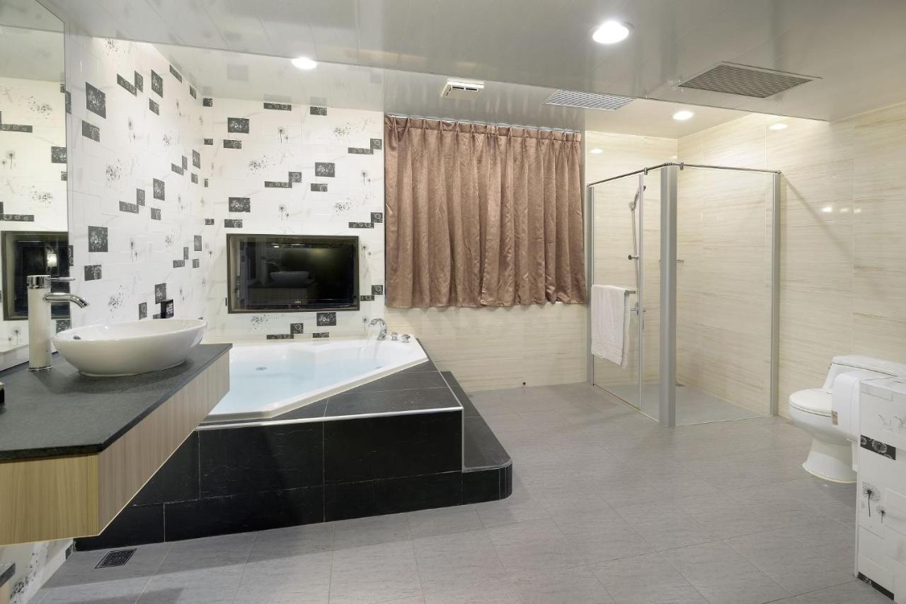 Holland Village Motel Tainan Bagian luar foto